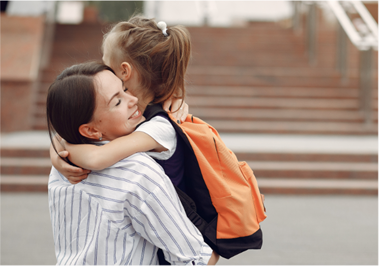 Madre e hija abrazándose