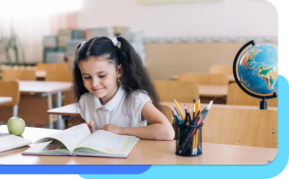 Niña estudiando en el salón